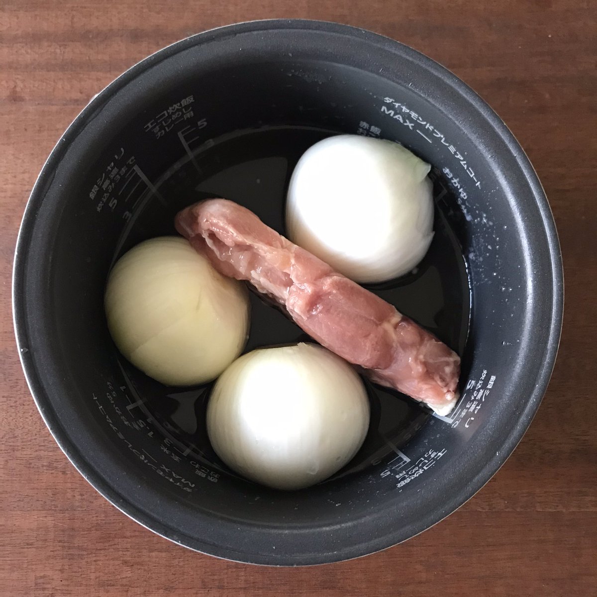 何やこの美味しさ‼️ 炊飯器に新玉か玉ねぎ2〜3個、鶏モモ1〜2枚、白だし大さじ5と水500ml入れて炊くだけ‼️新玉トロトロ、鶏肉は崩れる位ホロホロで、何よりスープ