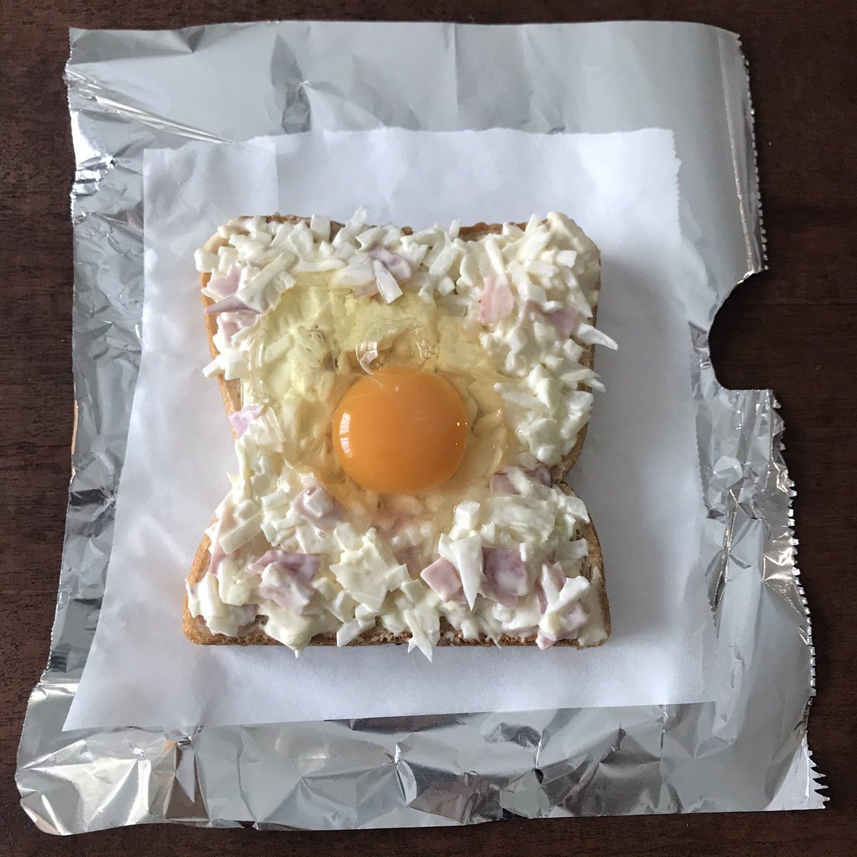 12年間の食パンレシピでトップ5に入ると思う 【新玉タルタルトースト】 新玉ねぎにマヨネーズを混ぜてトースターで焼くだけで突然、甘み、香り、食感すべてが絶妙な、お店で出せそうな味になる