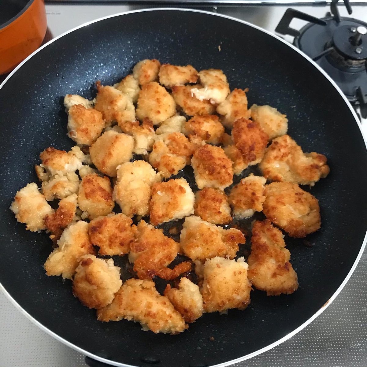 味付き衣がカリカリ、中は胸肉と思えないほどしっとり美味しい