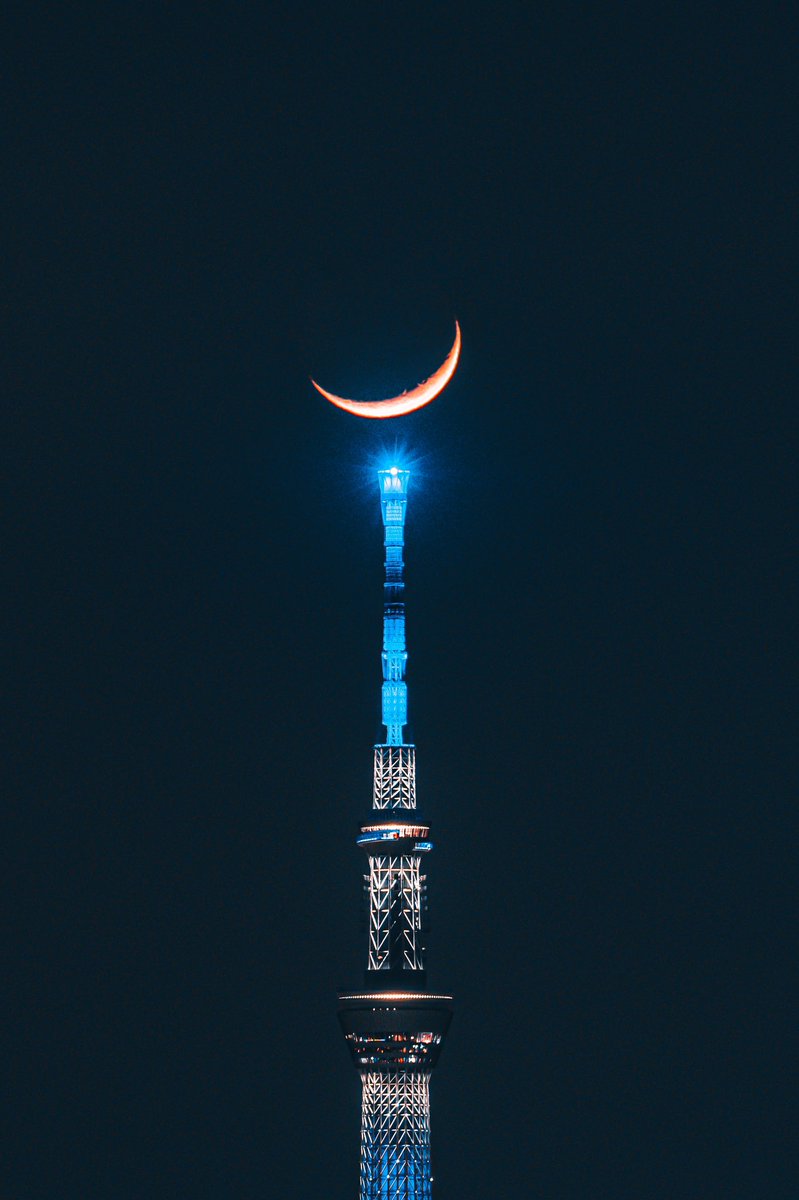 スカイツリー頂上に咲く月が美しい。 