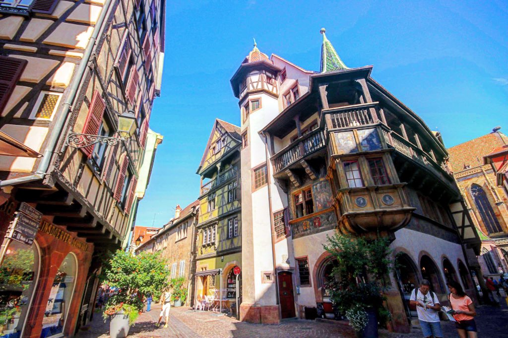 これはディズニーとジブリ 両方、もしくは片方を愛する 全人類にお伝えしたいんやけど フランスのコルマールってとこは “美女と野獣” “ハウルの動く城” という２つの名作の モデルとなった場所で 街の雰囲気が非常に可愛く 一歩足を踏み入れると 映像の世界に迷い込んだ 気持ちになれるから超おすすめ 