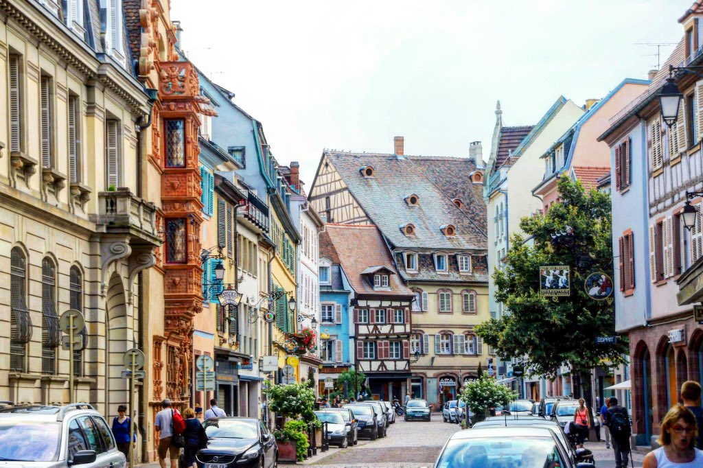 これはディズニーとジブリ 両方、もしくは片方を愛する 全人類にお伝えしたいんやけど フランスのコルマールってとこは “美女と野獣” “ハウルの動く城” という２つの名作の モデルとなった場所で 街の雰囲気が非常に可愛く 一歩足を踏み入れると 映像の世界に迷い込んだ 気持ちになれるから超おすすめ 