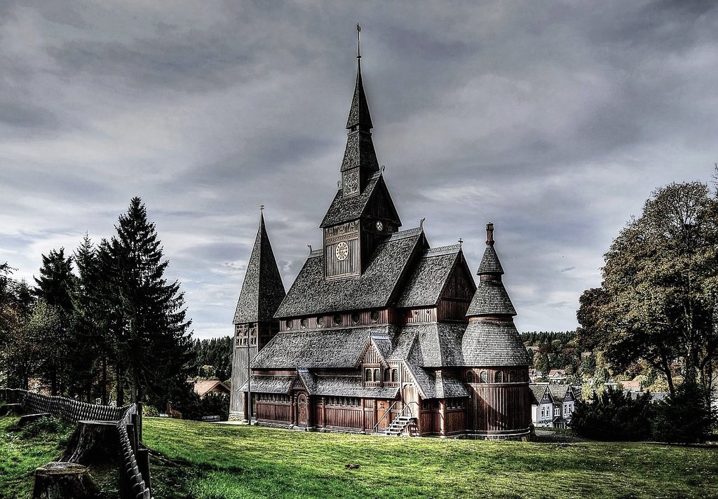 これは魔女の伝説を信じる方に 教えたいんやけど 本日4月30日ドイツでは ヴァルプルギスの夜と呼ばれる 魔女が主役の祭が開催され その中でもハルツ地方には 街並みや教会だけでなく 名前さえも魔女がいた雰囲気を 醸し出してくる ゴスラーという街があるので 是非ほうきにまたがり 飛んできてほしい 