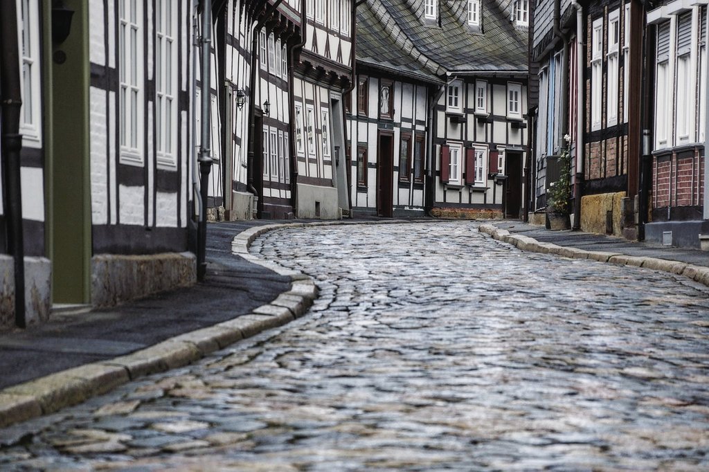 これは魔女の伝説を信じる方に 教えたいんやけど 本日4月30日ドイツでは ヴァルプルギスの夜と呼ばれる 魔女が主役の祭が開催され その中でもハルツ地方には 街並みや教会だけでなく 名前さえも魔女がいた雰囲気を 醸し出してくる ゴスラーという街があるので 是非ほうきにまたがり 飛んできてほしい 