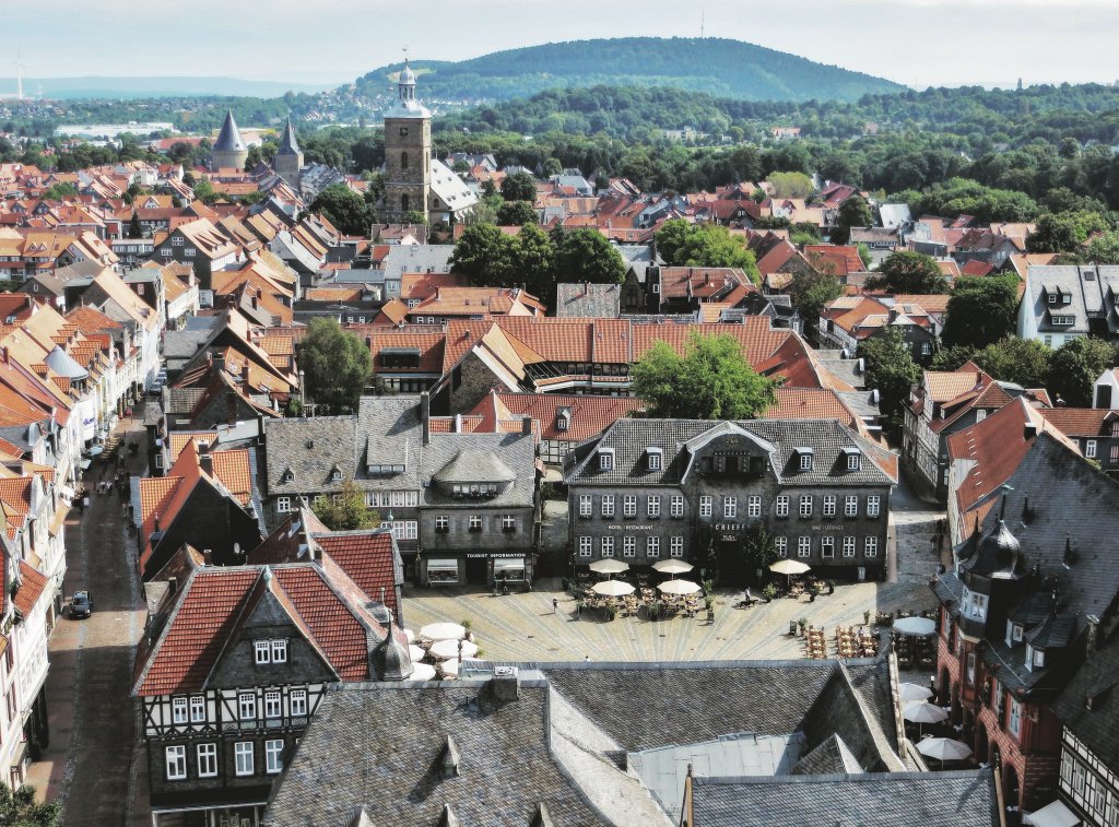 これは魔女の伝説を信じる方に 教えたいんやけど 本日4月30日ドイツでは ヴァルプルギスの夜と呼ばれる 魔女が主役の祭が開催され その中でもハルツ地方には 街並みや教会だけでなく 名前さえも魔女がいた雰囲気を 醸し出してくる ゴスラーという街があるので 是非ほうきにまたがり 飛んできてほしい 