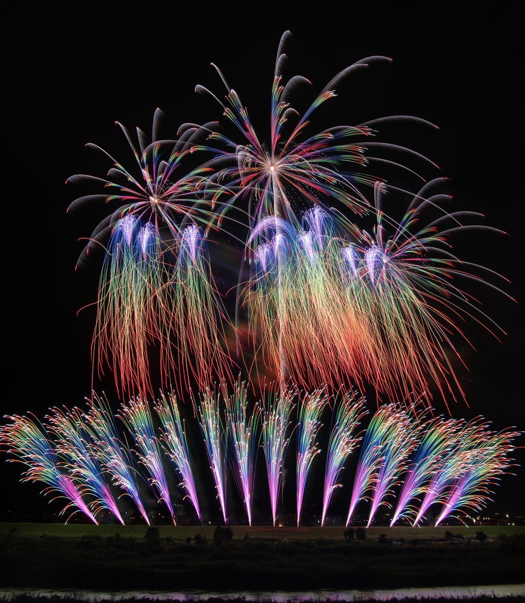 パラリンピックの開会式の虹色の綺麗な花火、見立てが間違いなければ山梨県市川三郷町の斎木煙火本店さん