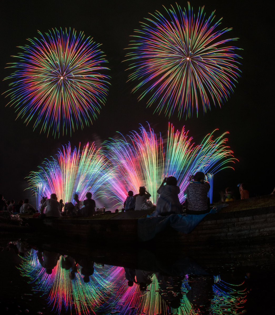 パラリンピックの開会式の虹色の綺麗な花火、見立てが間違いなければ山梨県市川三郷町の斎木煙火本店さん