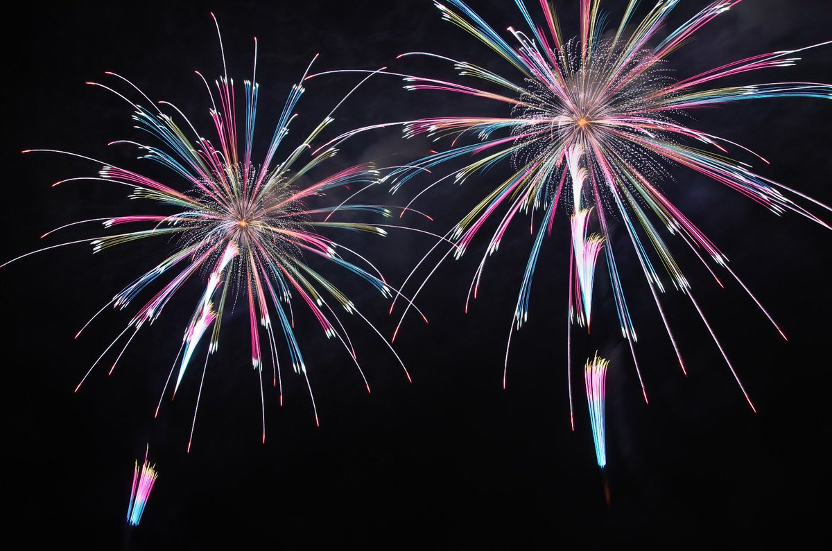 パラリンピックの開会式の虹色の綺麗な花火、見立てが間違いなければ山梨県市川三郷町の斎木煙火本店さん