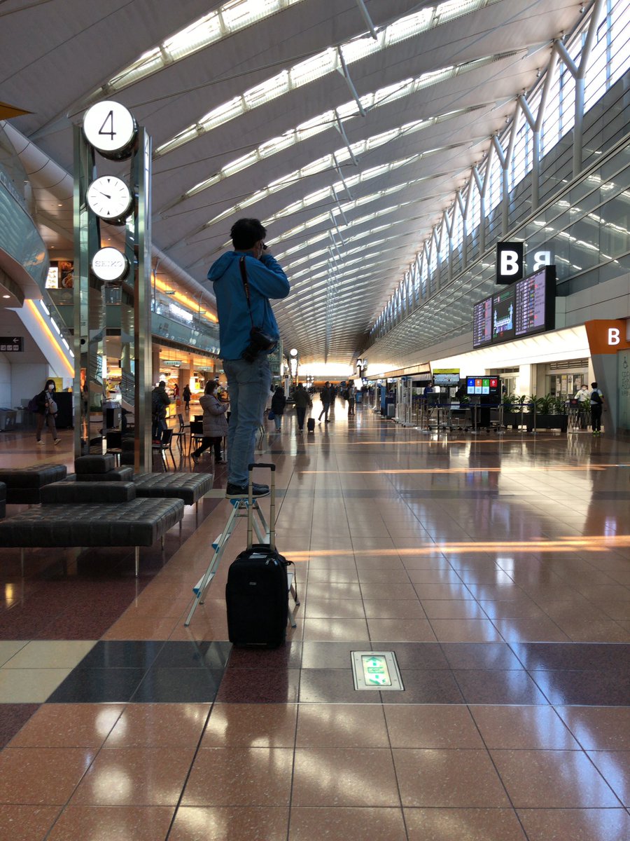 おやおや空港のターミナル内で脚立と長玉レンズとは…  