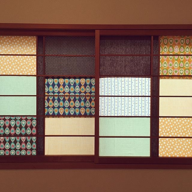障子紙をカラフルな和紙や包装紙に変えてレトロモダンにしたインテリアの例 