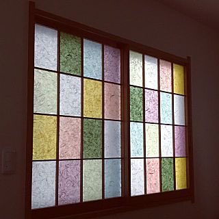 障子紙をカラフルな和紙や包装紙に変えてレトロモダンにしたインテリアの例 