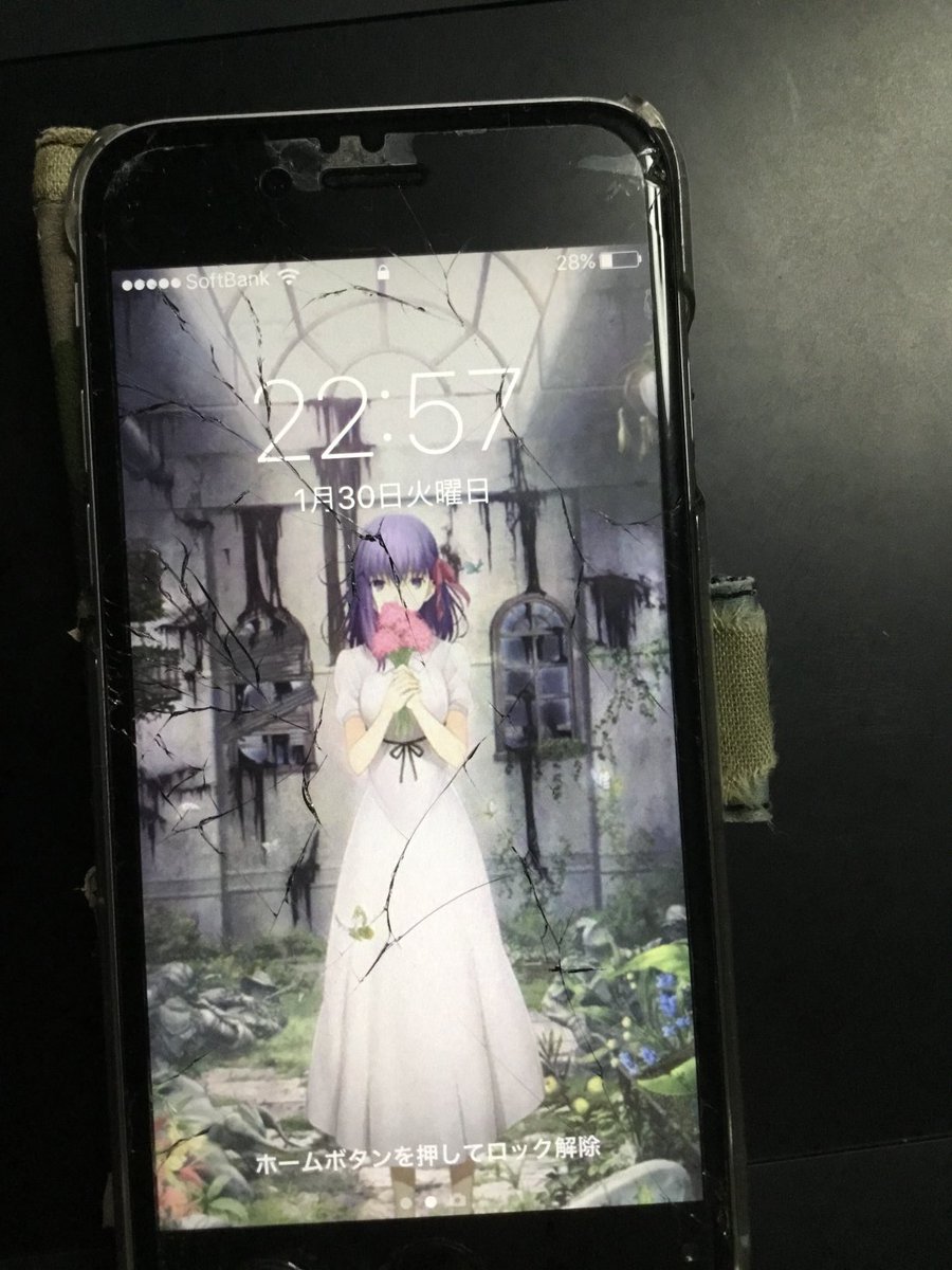 スマホ落として割ったときに、液晶がどんどん漏れてきてホラー演出みたいになっちゃってた画像出てきた 