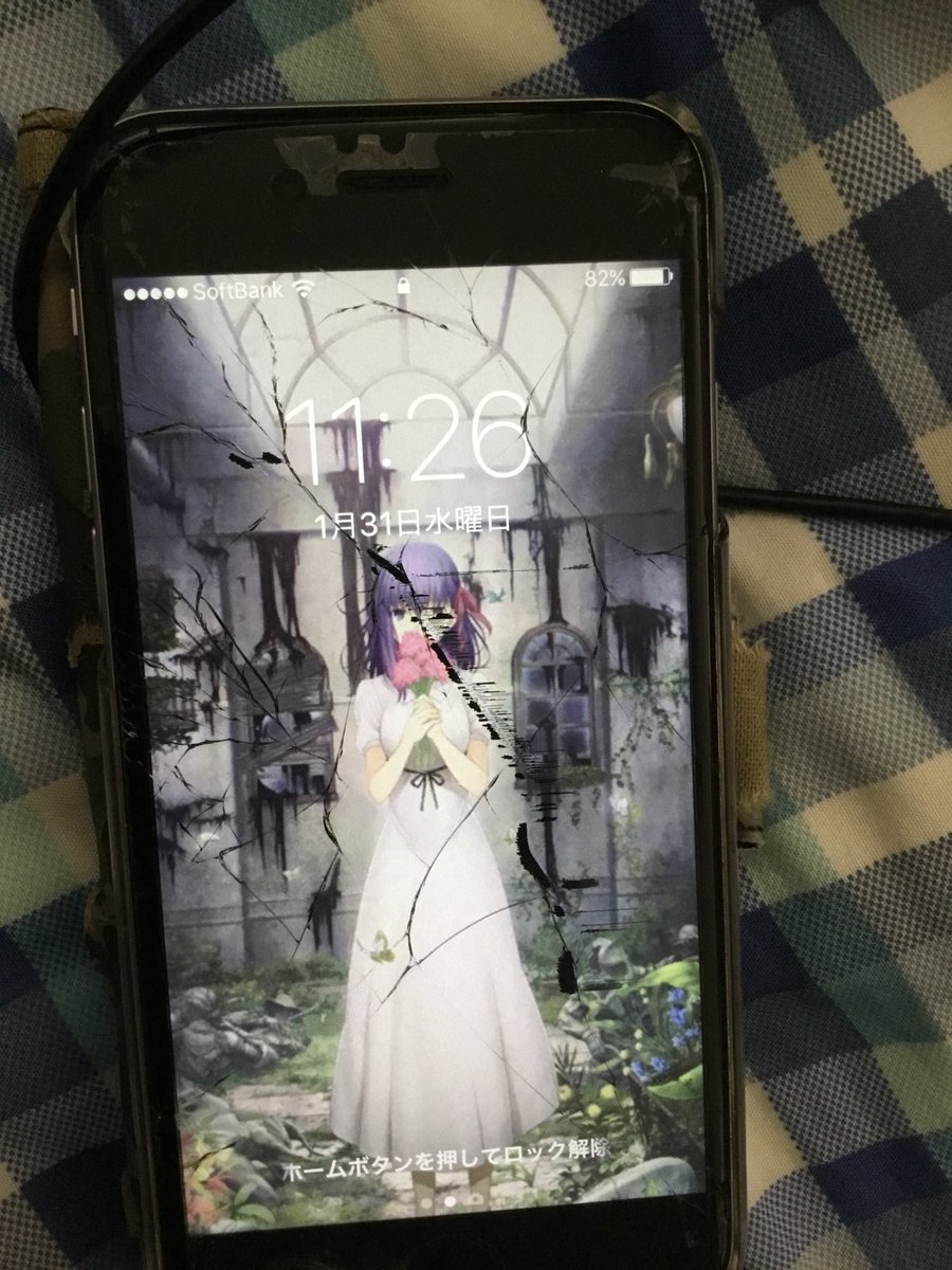 スマホ落として割ったときに、液晶がどんどん漏れてきてホラー演出みたいになっちゃってた画像出てきた 