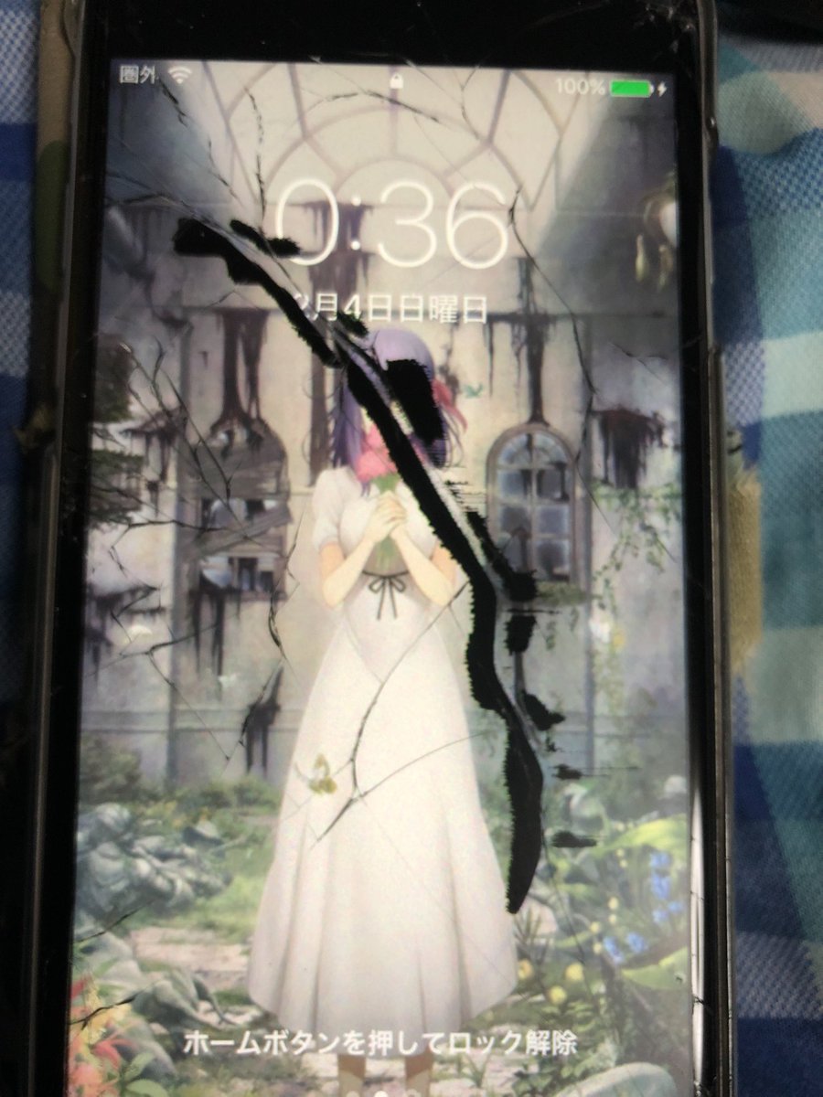 スマホ落として割ったときに、液晶がどんどん漏れてきてホラー演出みたいになっちゃってた画像出てきた 