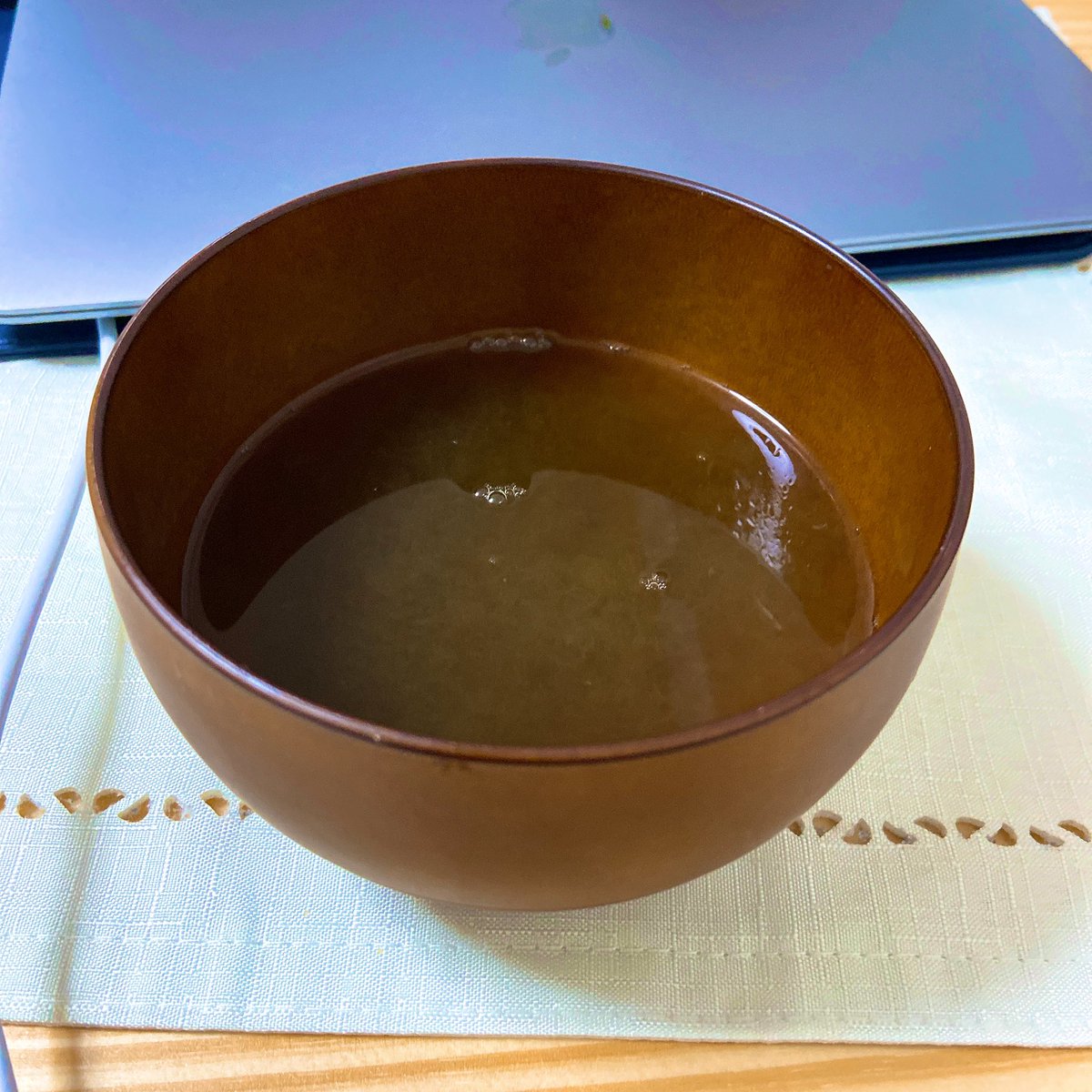 おやつ代わりに実家に伝わる「とろろ昆布に醤油をかけて、お湯を注いだ汁」を飲んでたら妻にかなり怪訝な顔をされた 