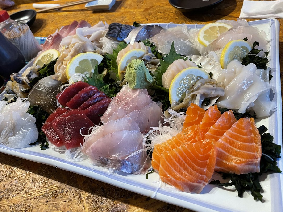 お刺身盛り合わせ頼んだら「お通し来てから頼んでください〜」って言われてお通しきたら「あっ..なるほど..」ってなった 