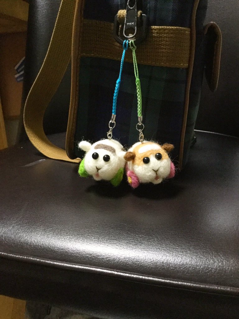 ちびモルカーに根付パーツ付けて息子の幼稚園バッグにぶら下げてみた 明日朝起きたら喜んでくれたらいいな 