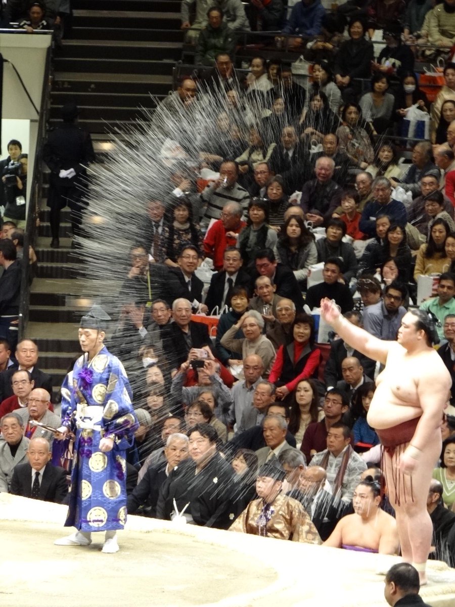 ちなみに稀勢の里は衝撃波放ってるみたいな塩の撒き方するよ  