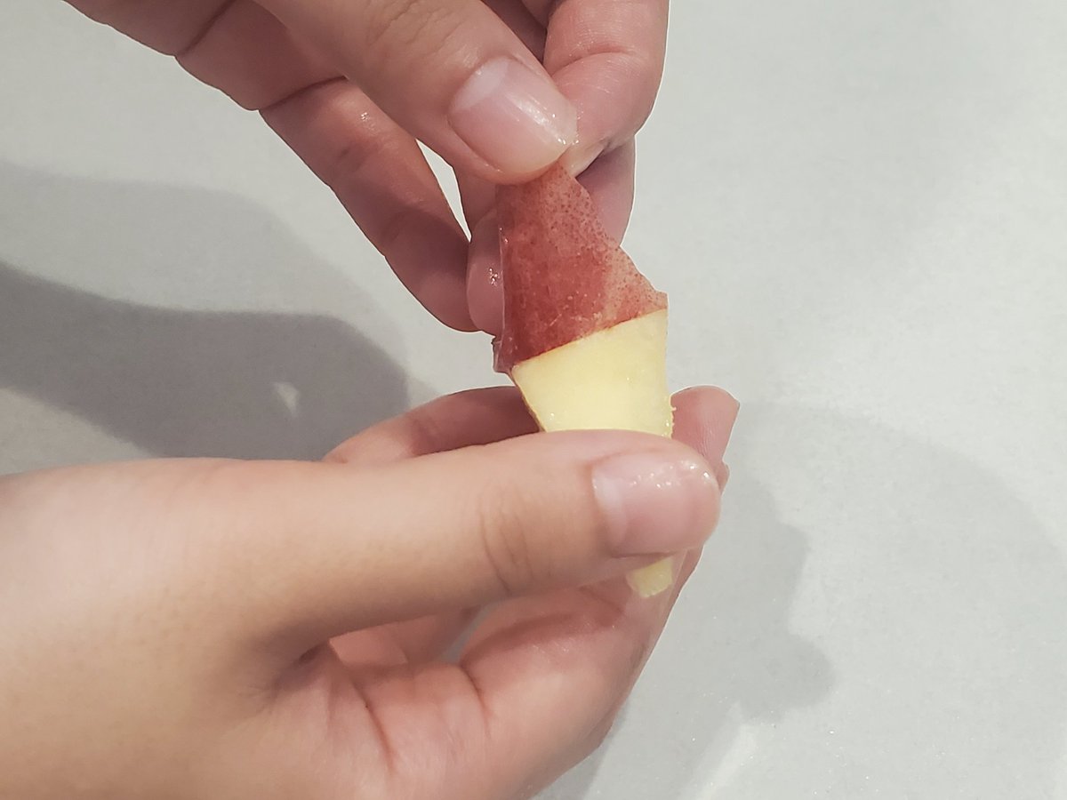 桃をムダなく簡単に食べる方法 ①お尻に沿ってクルッとカット ②カットした線に対し垂直にカット ③実の上と下を持ってねじる ④種を取る ⑤縦長にカット(りんごのように) 端からゆっくり皮をとれば完成