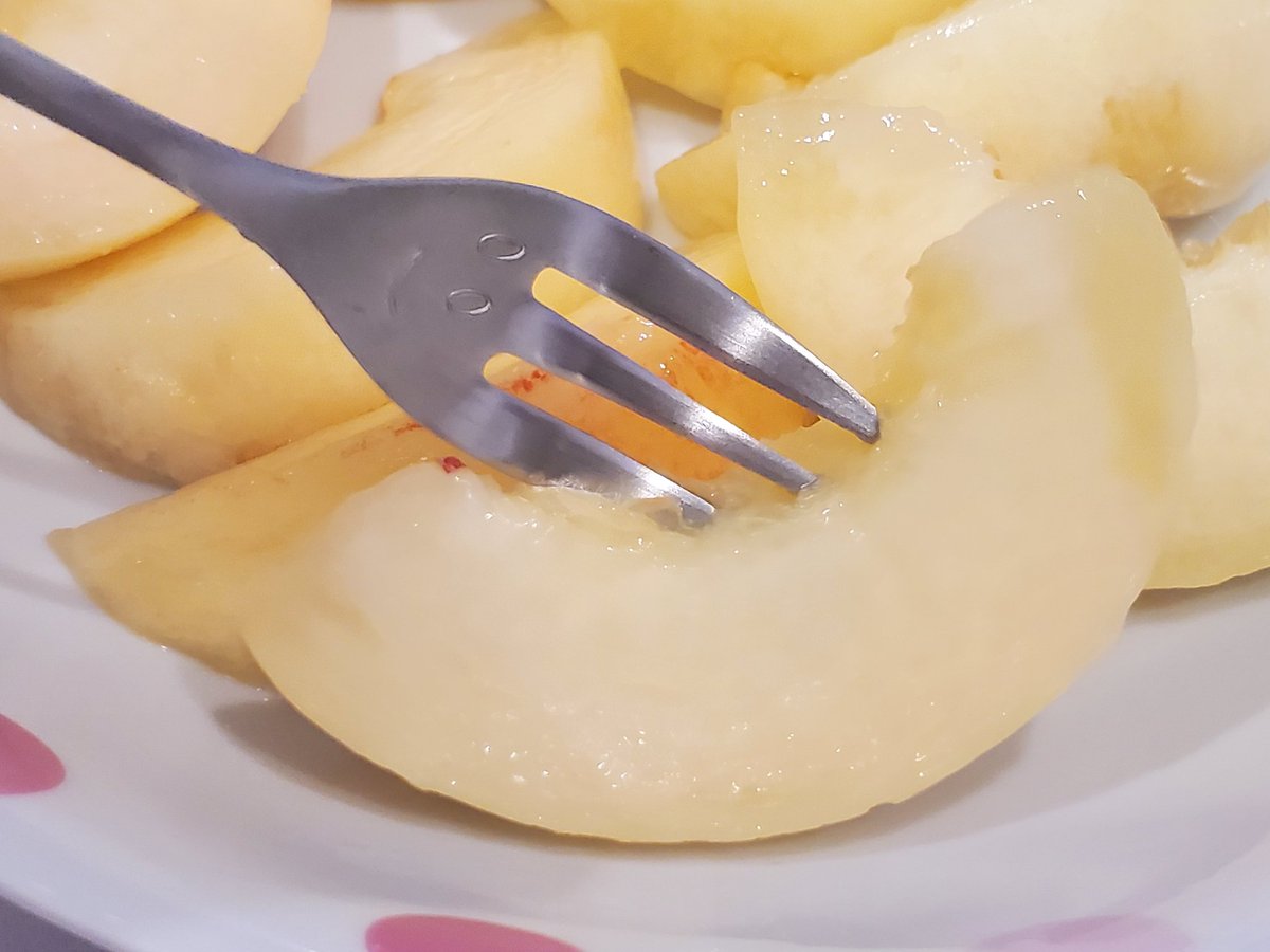 桃をムダなく簡単に食べる方法 ①お尻に沿ってクルッとカット ②カットした線に対し垂直にカット ③実の上と下を持ってねじる ④種を取る ⑤縦長にカット(りんごのように) 端からゆっくり皮をとれば完成