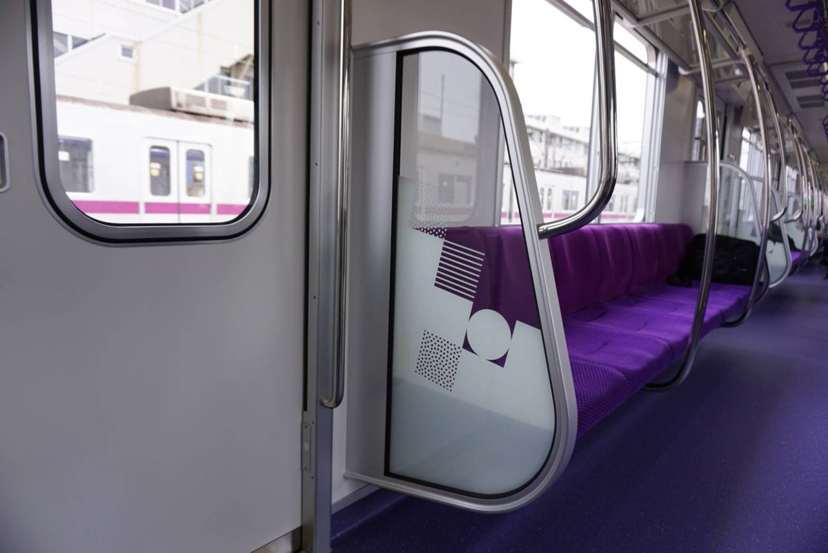 東京メトロ半蔵門線の新型車両、「18000系」、ラインカラーの紫色の車内になっています