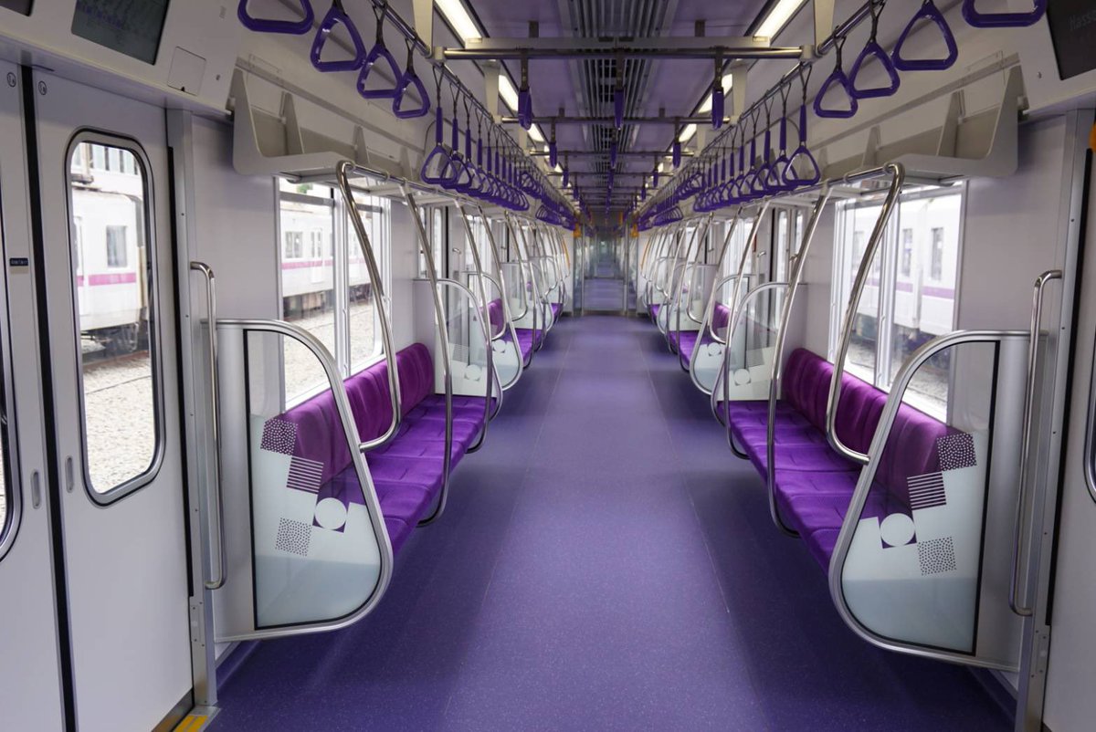 東京メトロ半蔵門線の新型車両、「18000系」、ラインカラーの紫色の車内になっています