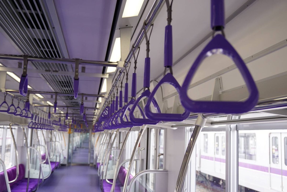 東京メトロ半蔵門線の新型車両、「18000系」、ラインカラーの紫色の車内になっています