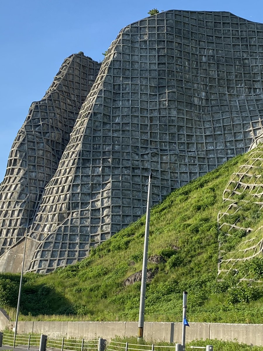 いつ来てもレンダリングが終わってない、崖がある