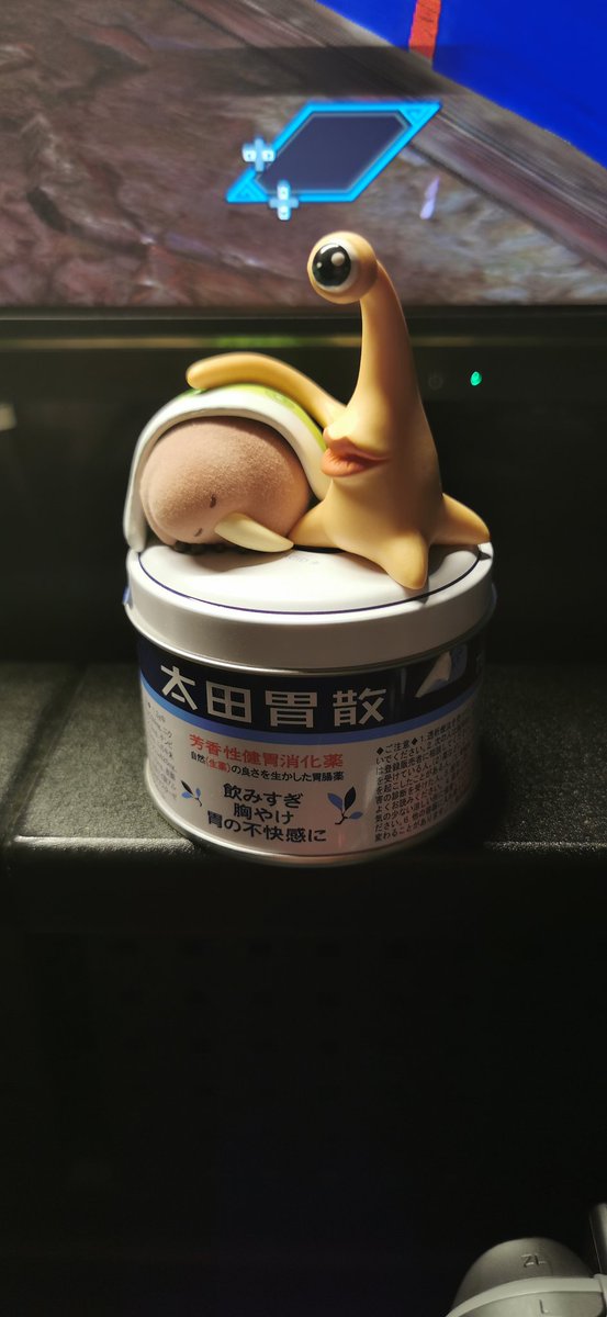 これは太田胃散の上でキーウィを寝かしつけてるミギー 