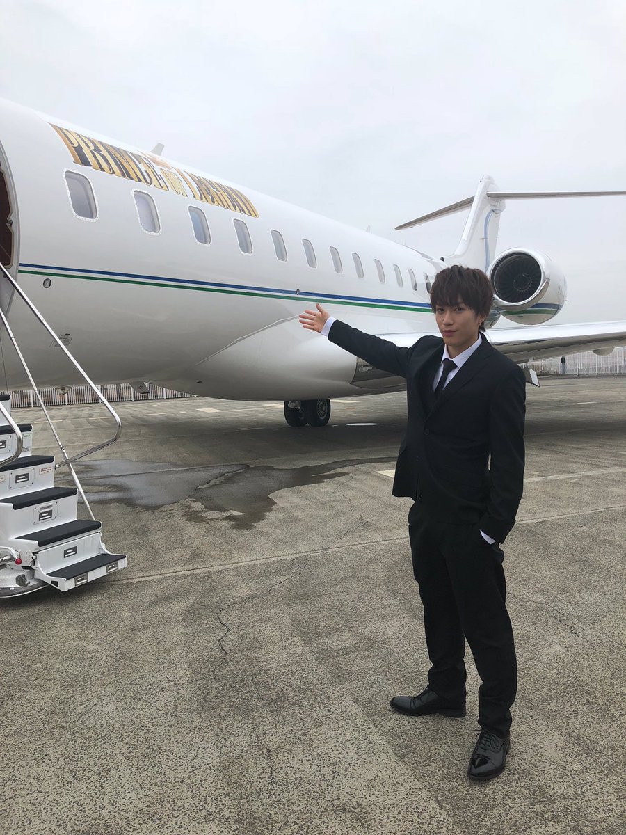 昨日は、 大阪で「PRINCE OF LEGEND」の公開記念ファンミーティングでした🤴  初プライベートジェット🛩 ヤバかったです🤣🤣  藤原樹  #プリレジェ #プライベートジェット 