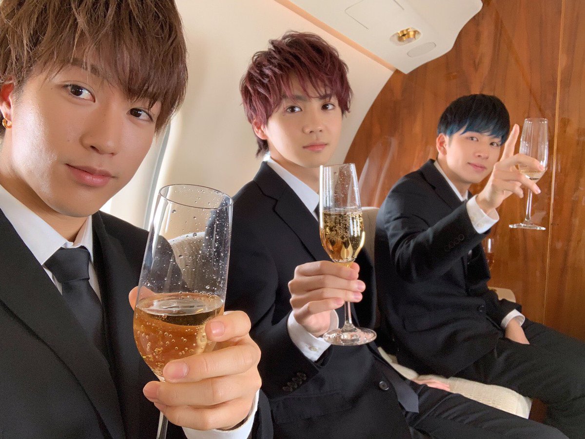 昨日は、 大阪で「PRINCE OF LEGEND」の公開記念ファンミーティングでした🤴  初プライベートジェット🛩 ヤバかったです🤣🤣  藤原樹  #プリレジェ #プライベートジェット 