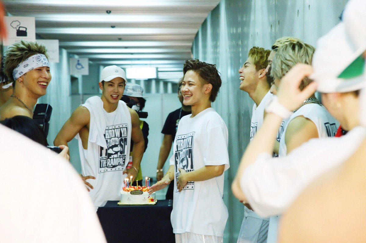 岩谷翔吾です😊  昨日で22歳になりましたー✨  誕生日カウントダウンはメンバー16人にサプライズで祝って頂きました😭  アリーナツアーや 5月10日には映画「チア男子‼︎」の公開もあるので、盛り上げていけるよう頑張ります🔥  メンバーの皆さんありがとうございました😊