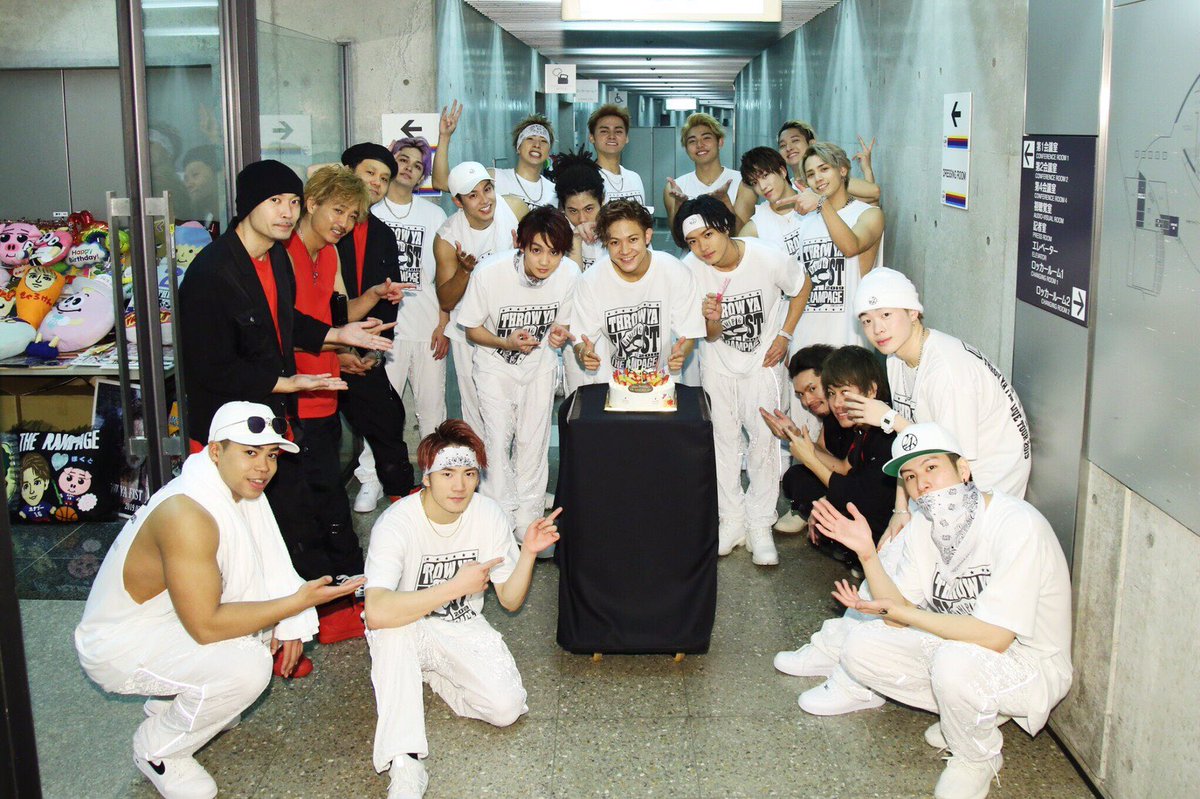 岩谷翔吾です😊  昨日で22歳になりましたー✨  誕生日カウントダウンはメンバー16人にサプライズで祝って頂きました😭  アリーナツアーや 5月10日には映画「チア男子‼︎」の公開もあるので、盛り上げていけるよう頑張ります🔥  メンバーの皆さんありがとうございました😊