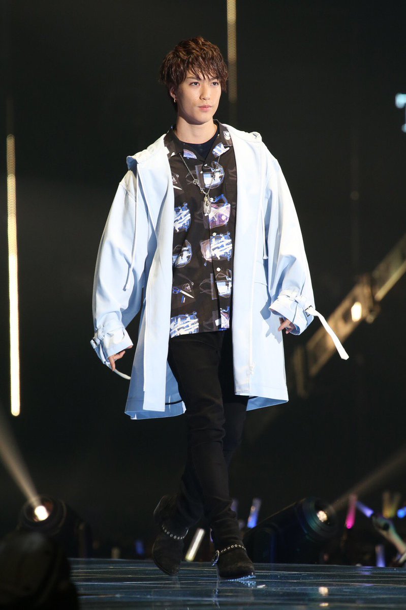 藤原樹です😼  今日はTGCに出演させて頂きました✨  1人で歩くランウェイは緊張しましたが、モデルさんになりきって歩かせて頂きました😎笑  プリレジェも更に盛り上げて行きたいと思います🤴🤴  #TGC #プリレジェ #チームネクスト 