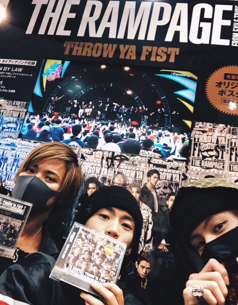 😈  本日New Single 『THROW YA FIST』店着日です‼️  翔吾さん、翔平さんと一緒に 渋谷TSUTAYAさんにおじゃましました😌✊🏻  『THROW YA FIST』 皆さんも是非チェックお願い致します✊🏻‼️  #THERAMPAGE #THROWYAFIST 