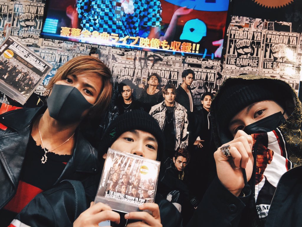 😈  本日New Single 『THROW YA FIST』店着日です‼️  翔吾さん、翔平さんと一緒に 渋谷TSUTAYAさんにおじゃましました😌✊🏻  『THROW YA FIST』 皆さんも是非チェックお願い致します✊🏻‼️  #THERAMPAGE #THROWYAFIST 