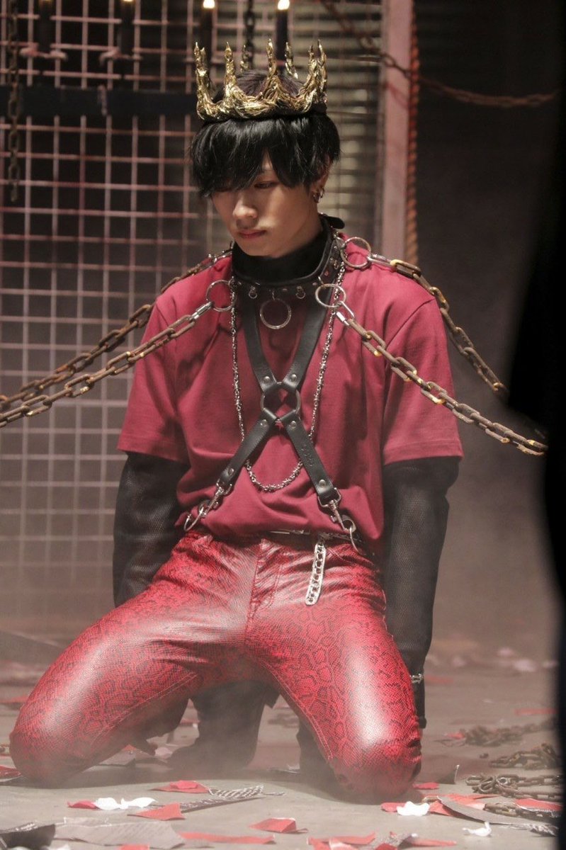 メンバーセレクトのメイキングショット公開📸 「FEARS」MVの公開を記念してメイキングショットを公開✨ 最後はこの4人☺️ 「FEARS」MUSIC VIDEO⬇️ 「FEARS」配信URL⬇️ #THERAMPAGE #FEARS #恐怖新聞 #陣 #川村壱馬 #浦川翔平 #鈴木昂秀