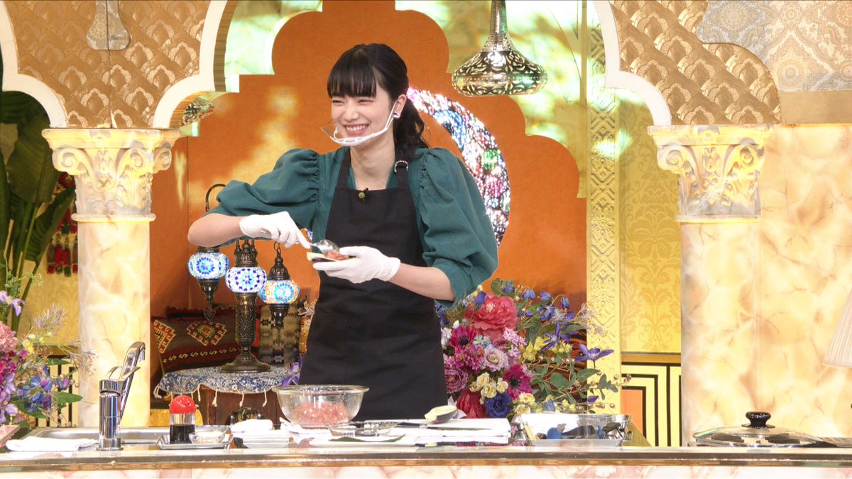 茄子🍆の肉詰めの作り方🍳 1⃣茄子(2個)の実をスプーンでくり抜き細かく刻む 2⃣1⃣とみじん切りした玉ねぎ(半分)、牛豚合挽肉(150g)、卵(1個)、塩コショウを入れ混ぜる 3️⃣くり抜いた茄子に片栗粉をまぶし、2⃣を詰める 4️⃣オリーブオイルで肉の面から焼く 5️⃣白ゴマと醤油で味付けし完成‼️ #THE夜会