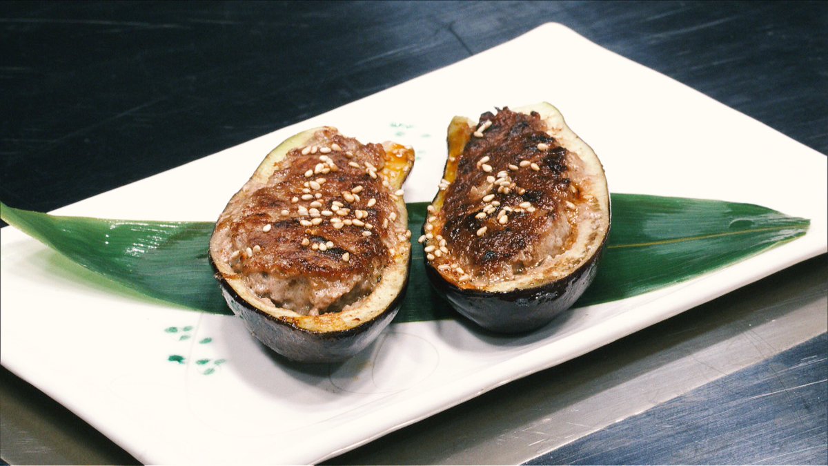 茄子🍆の肉詰めの作り方🍳 1⃣茄子(2個)の実をスプーンでくり抜き細かく刻む 2⃣1⃣とみじん切りした玉ねぎ(半分)、牛豚合挽肉(150g)、卵(1個)、塩コショウを入れ混ぜる 3️⃣くり抜いた茄子に片栗粉をまぶし、2⃣を詰める 4️⃣オリーブオイルで肉の面から焼く 5️⃣白ゴマと醤油で味付けし完成‼️ #THE夜会