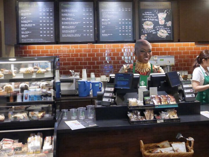 これは「ワカンダに念願のスタバがオープンし、テンション上がっちゃって逆に働いてるオコエ」です 