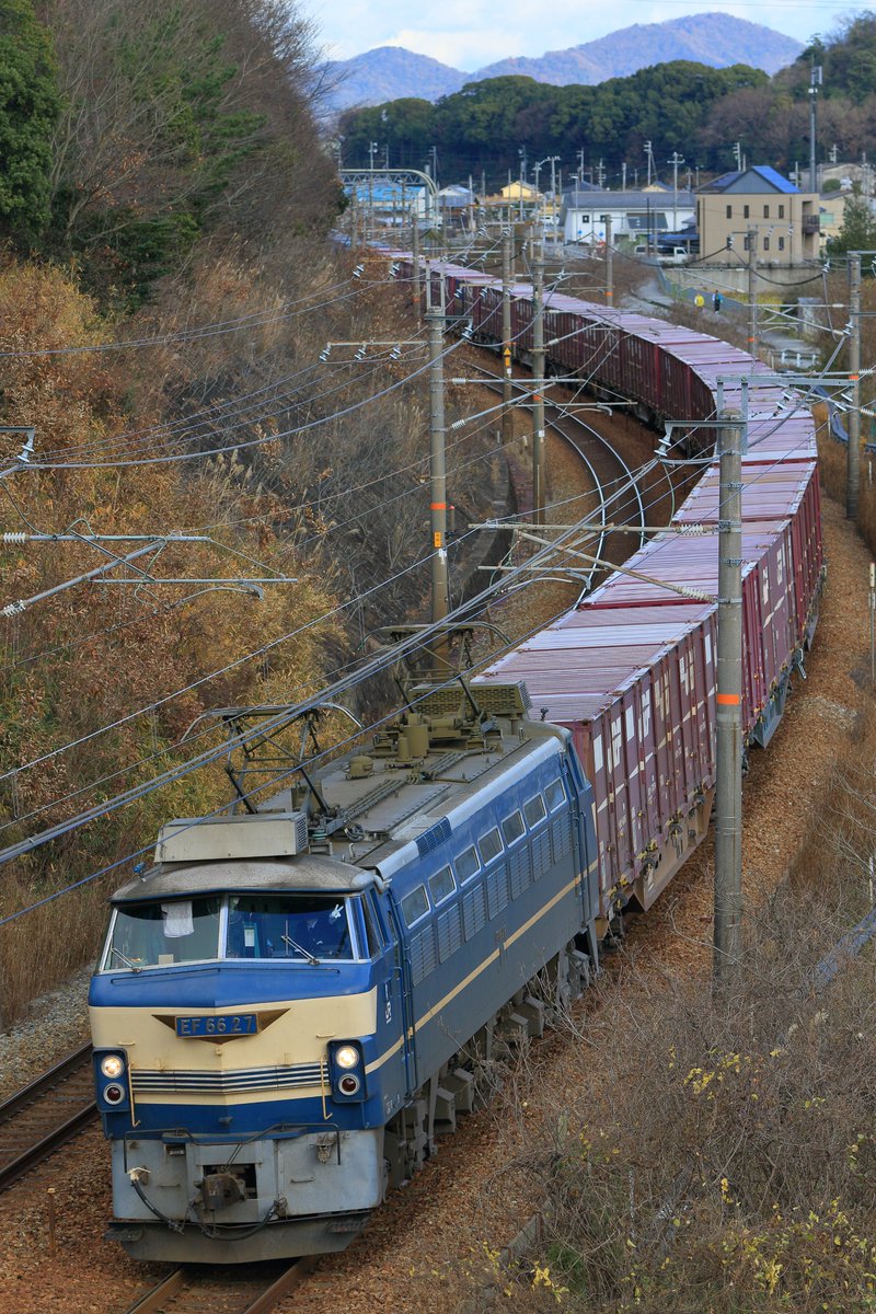 撮り鉄に対して中指立てる車掌さんもいれば、ピースしてくれる運転士さんもいます