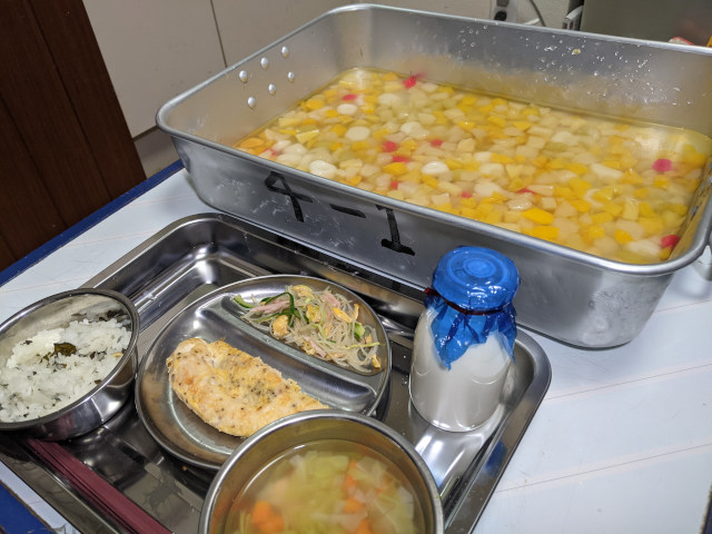 子どもの頃「いつか給食を独り占めしたい」と本気で考えていたので、大人になったいま、通販で給食バットを買って夢を叶えました