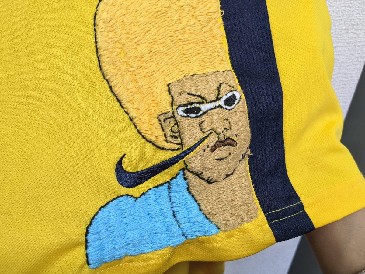 「NIKEのロゴマークって“鼻毛真拳”にしても違和感ないかも」と思ったので、家にあったNIKEの短パンにボーボボの刺繍を施してみました