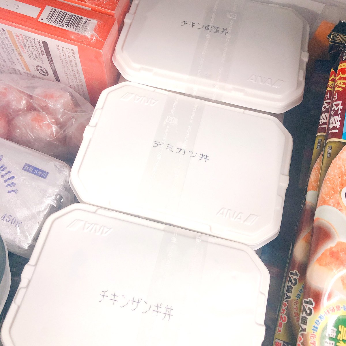 ANAの国際線機内食メインディッシュの冷凍届いた😊冷凍庫がいっぱいになったのでどんどん食べよう✨今航空業界めちゃくちゃ厳しいから少しでもお役に立ちたいのでこういうのどんどんやってほしい
