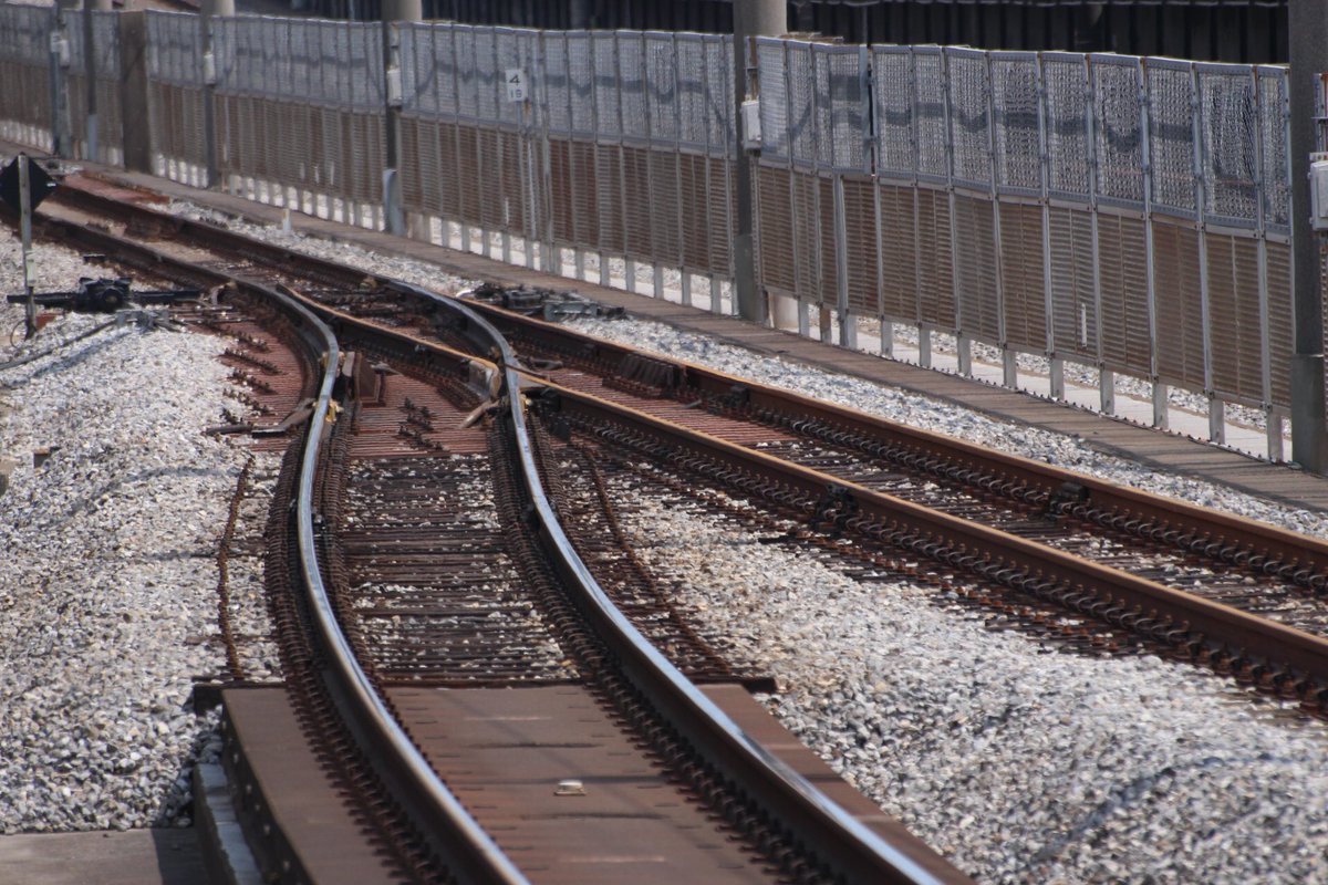 通勤快速が通らないまま1週間が経過した 戸田公園駅の通過線  鉄道のレールって列車が通らないと たった1週間でここまで錆びるんだ… 