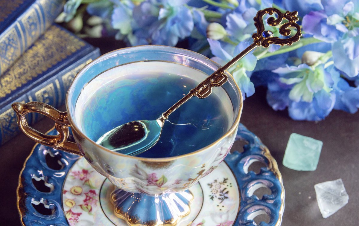 当店で販売しているビンテージティーカップに青いお茶(バタフライピー)をいれてみました