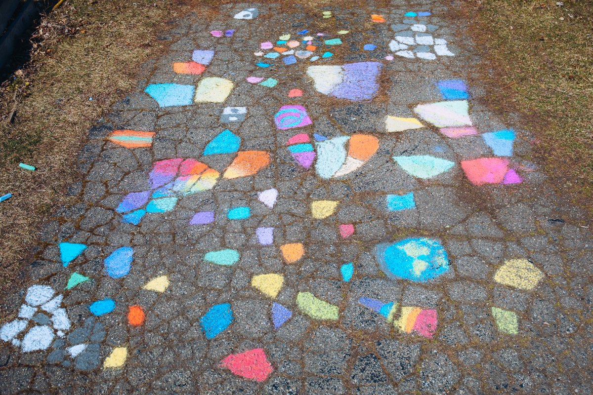友達がチョーク持って家に遊びに来てくれたので、ヒビが入ったところに色をつけてみた😊 楽しかった😊(道ゆく人達も喜んでいた) 