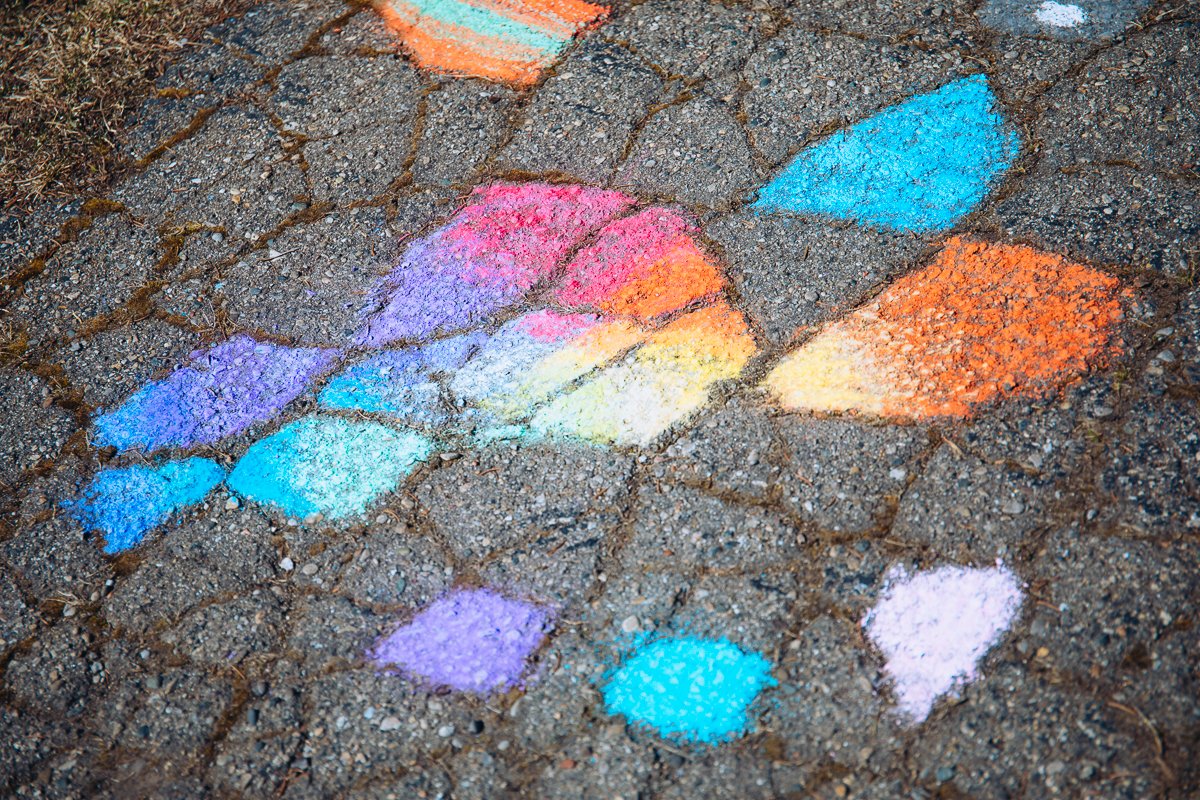 友達がチョーク持って家に遊びに来てくれたので、ヒビが入ったところに色をつけてみた😊 楽しかった😊(道ゆく人達も喜んでいた) 