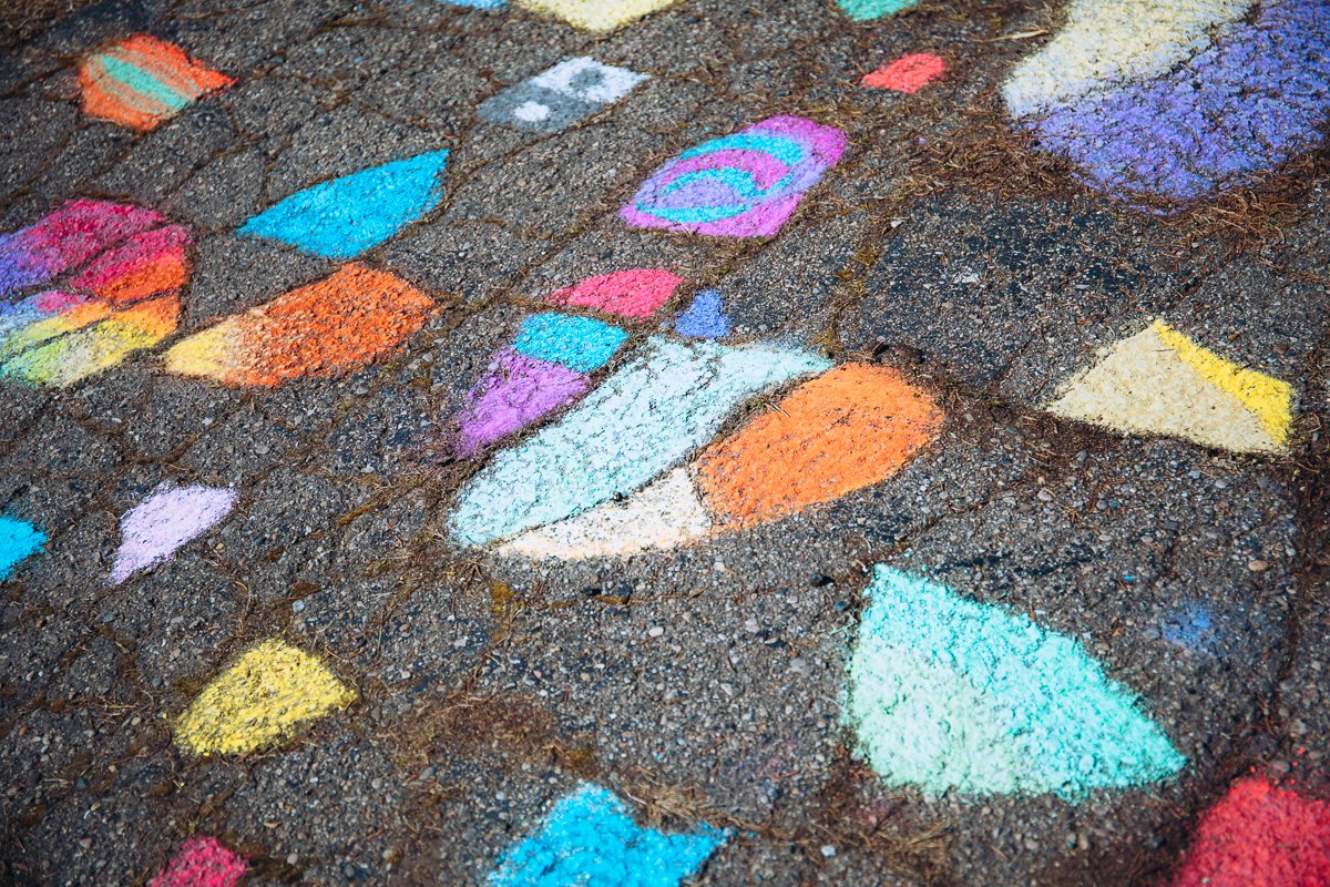 友達がチョーク持って家に遊びに来てくれたので、ヒビが入ったところに色をつけてみた😊 楽しかった😊(道ゆく人達も喜んでいた) 