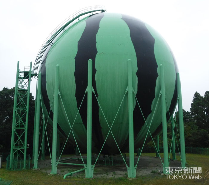 クレーン車のゴンドラに乗った作業員が、ガス切断器でてっぺんから1.5m幅でらせん状に切れ目を入れていき、鉄板そのものの重さで地上に安全に落としていきます 